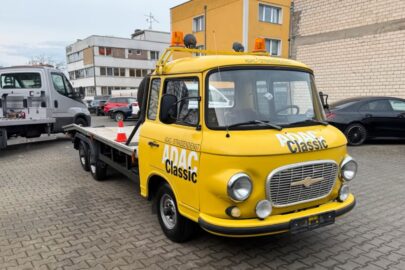 Piękny Barkas B1000 jako 3-osiowa autolaweta