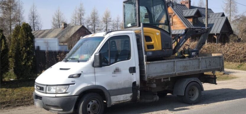 Pijany w Daily a na pace luzem minikoparka i zagęszczarka