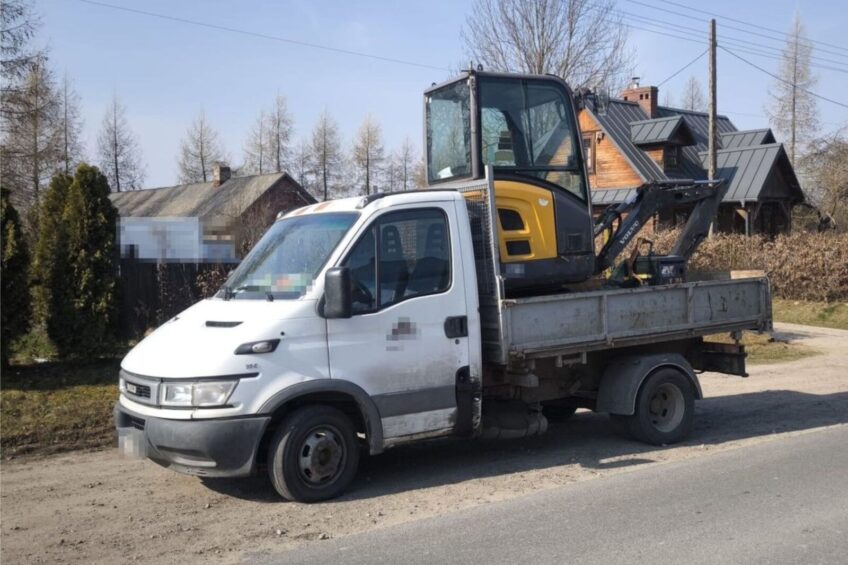 Pijany w Daily a na pace luzem minikoparka i zagęszczarka