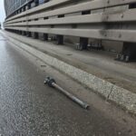 Radiowóz na boku i wyrwane koło Jumpera z półośką