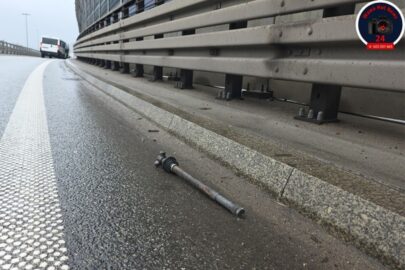 Radiowóz na boku i wyrwane koło Jumpera z półośką