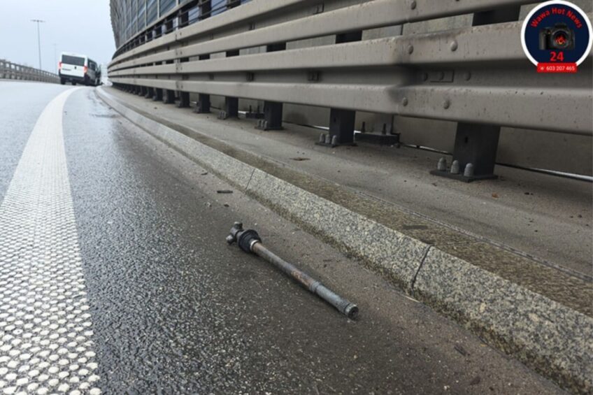 Radiowóz na boku i wyrwane koło Jumpera z półośką