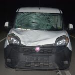 Szedł środkiem jezdni. Uderzył w niego Fiat Doblo