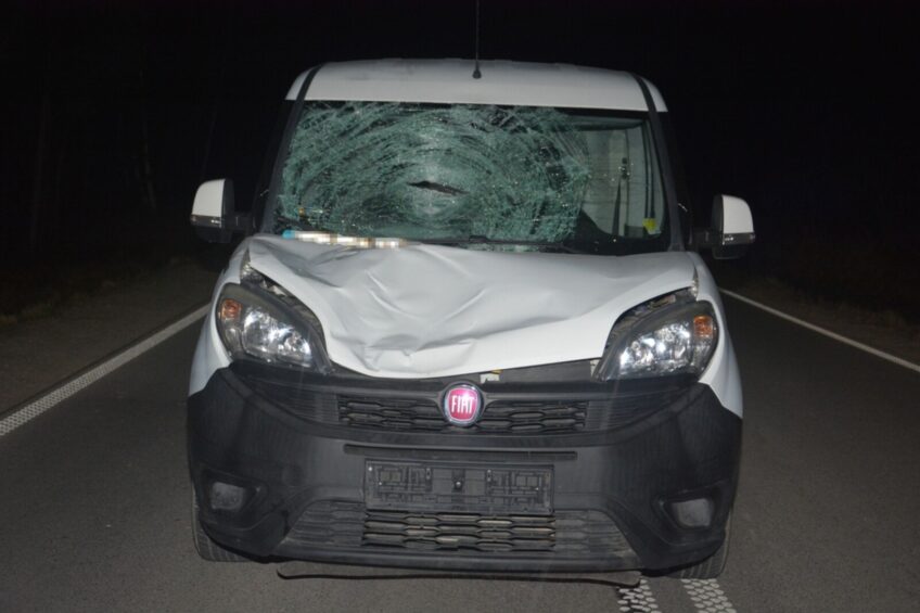 Szedł środkiem jezdni. Uderzył w niego Fiat Doblo