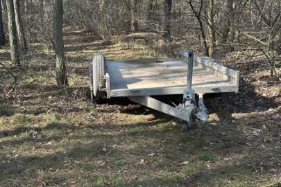Ukradł przyczepę zaprzęgiem konnym. Zdradziły go ślady kopyt