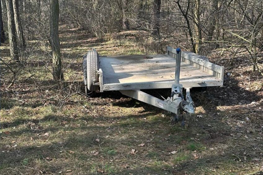 Ukradł przyczepę zaprzęgiem konnym. Zdradziły go ślady kopyt