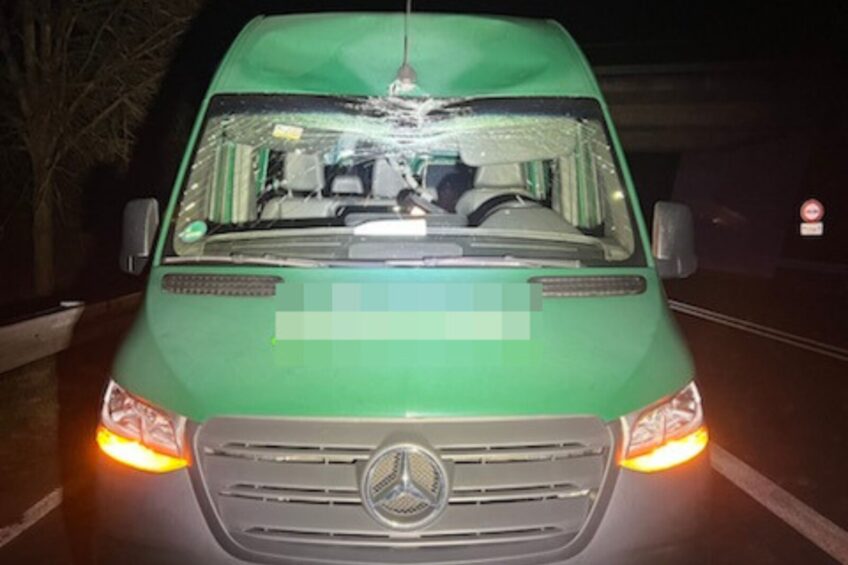 Usiłowanie zabójstwa. Głaz o wadze 8 kg zrzucony na Sprintera