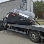 Aż wyrwało sypialkę… Na A2 autolaweta wbiła się w naczepę