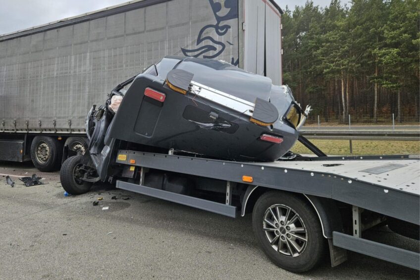 Aż wyrwało sypialkę… Na A2 autolaweta wbiła się w naczepę