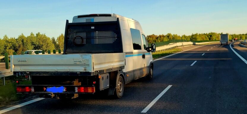 Customowa robota jak nic. Dajlak ze skrzynią i przesuwnymi drzwiami