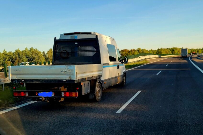 Customowa robota. Dajlak ze skrzynią i przesuwnymi drzwiami