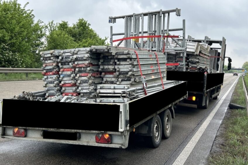 Od przyczepy odpadły 2 koła. Solówka też przeładowana