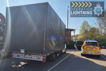 Pisał sms-a jadąc Movano. Kierowca z wysokim mandatem