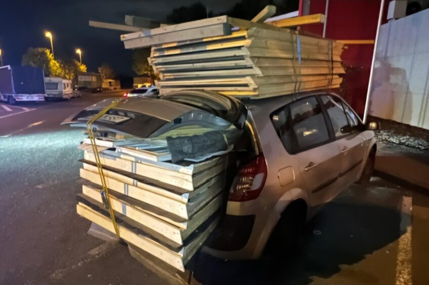 Przyoszczędził na transporcie. Altana ogrodowa w Renault Scenic