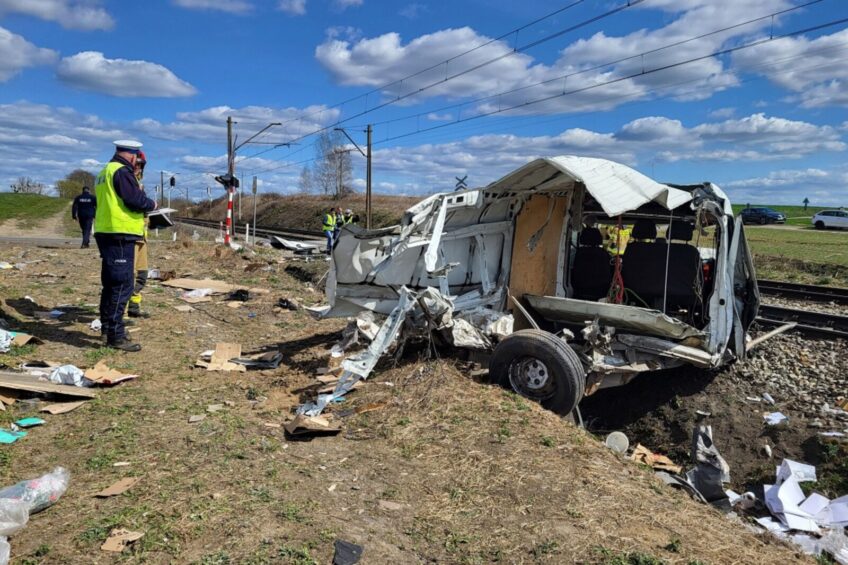 Tragedia na torach. Nie żyje kierowca Peugeota Boxera