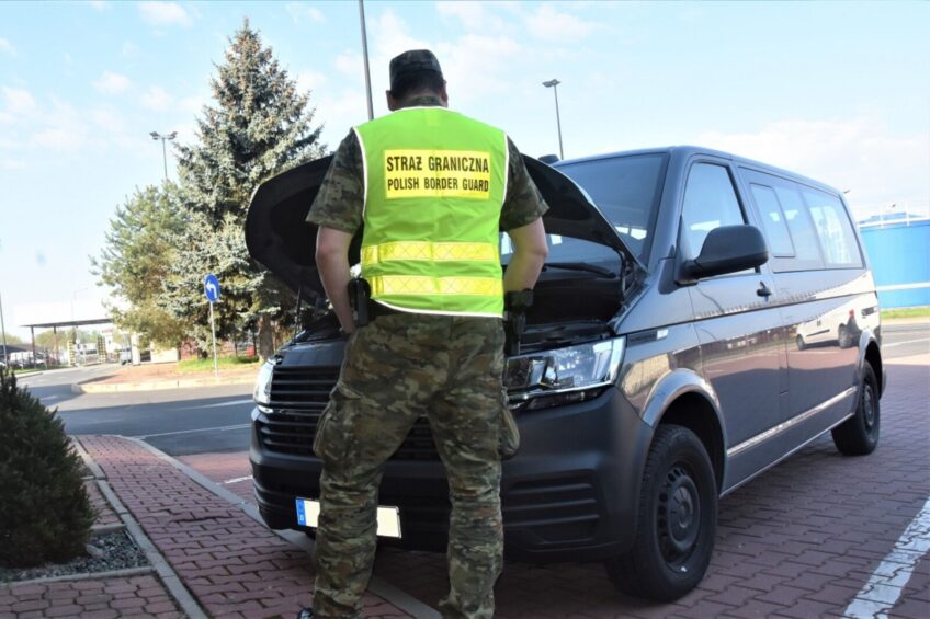 VW Transporter wpadł na granicy. Kierowca przekazany policji