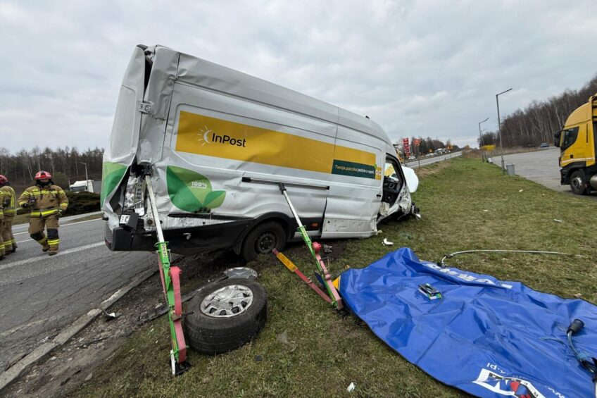 Wypadek na DK 94 z udziałem Forda E-Transita. Ranne 4 osoby