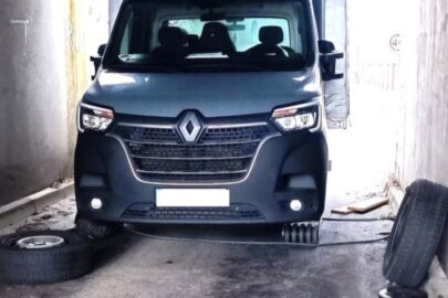 Za niski wiadukt. Kierowca Masterki odkręcił koła