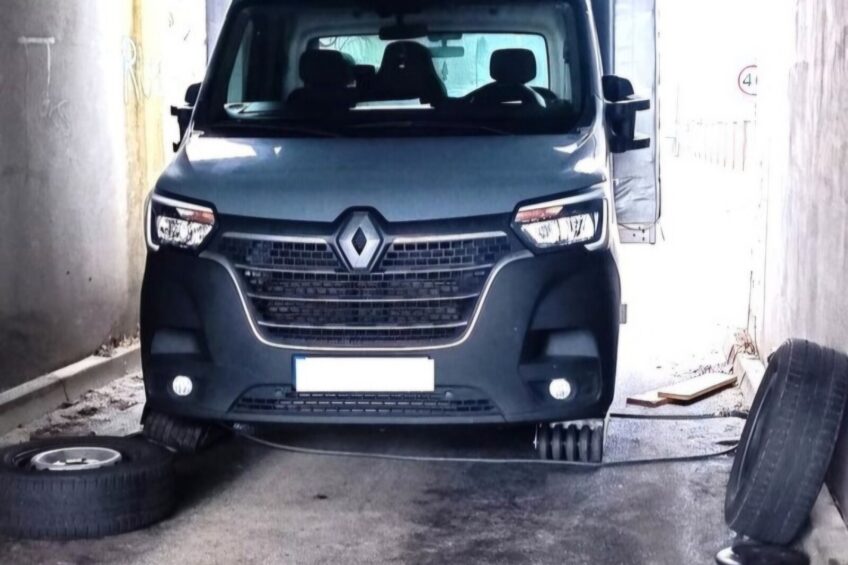 Za niski wiadukt. Kierowca Masterki odkręcił koła