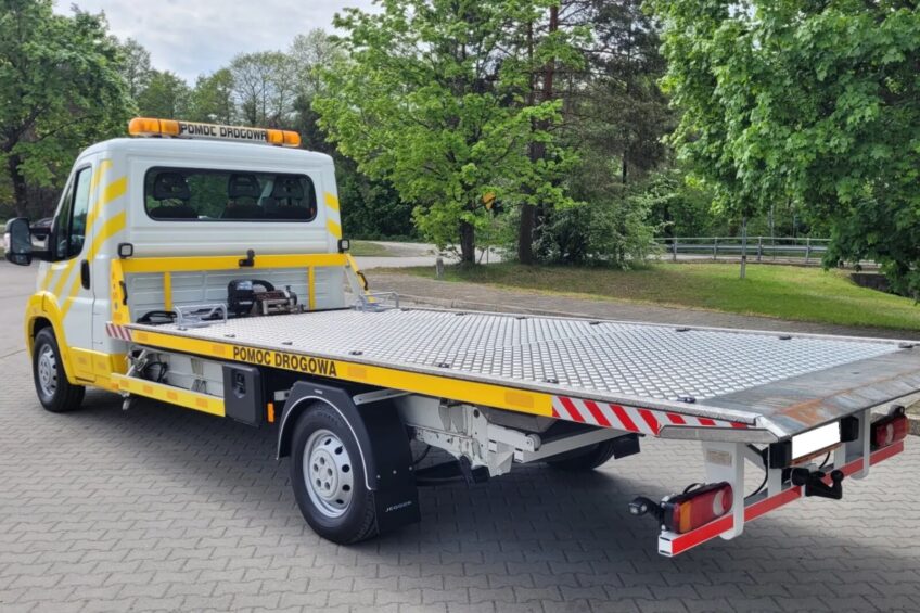 Fiat Ducato z platformą hydrauliczną. Ładowność podobno 1480 kg