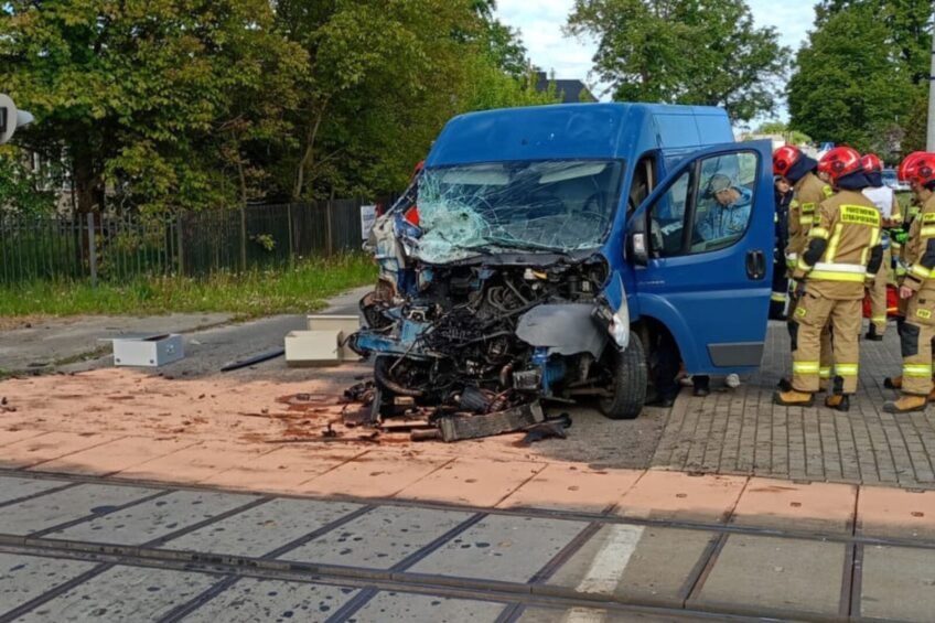 Jumper wjechał na tory pomimo zamkniętych półrogatek
