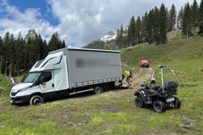 Kierowca 2 godziny szedł po pomoc – Daily utknęło w Alpach