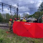 Kierowca Sprintera wjechał pod pociąg. Rogatki były podniesione