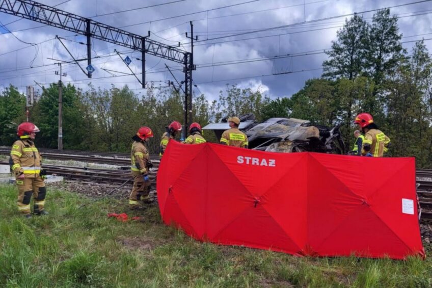 Kierowca Sprintera wjechał pod pociąg. Rogatki były podniesione