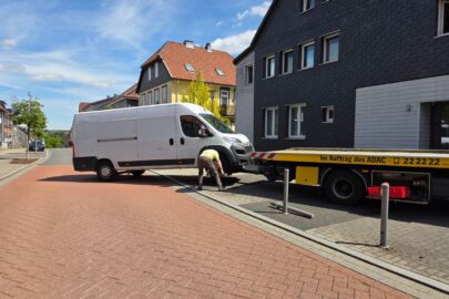 Kurierski bus nadział się na słupek. Pomógł holownik z „okularem”