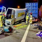 Sprinter wjechał w stojący na S2 zestaw. Nie żyje 5 osób z busa