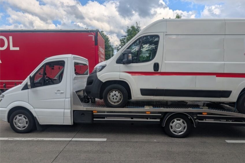 Sprinter z Boxerem na „plecach” ściągnięty z autostrady