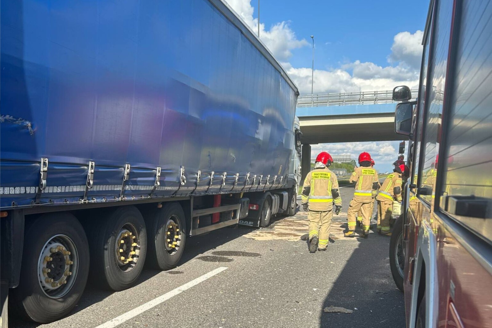 W policyjnego Sprintera wjechał zestaw – 2 osoby trafiły do szpitala