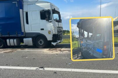 W policyjnego Sprintera wjechał zestaw – 2 osoby trafiły do szpitala