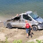 Ale urwał... Opel Vivaro spadł ze skarpy do jeziora