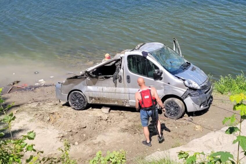 Ale urwał… Opel Vivaro spadł ze skarpy do jeziora