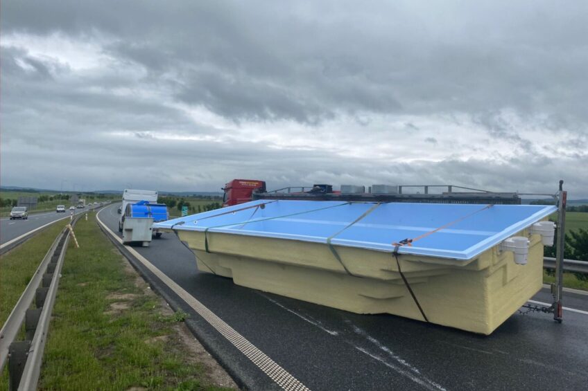 Basen na „ekspresówce”. Przewrócona laweta i utrudnienia na S3