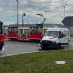 Kurierski Sprinter wjechał na czerwonym wprost pod tramwaj