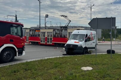 Kurierski Sprinter wjechał na „czerwonym” wprost pod tramwaj