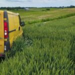 Nie po sionym! Pijany kierowca Trafica jeździł sąsiadowi po polu