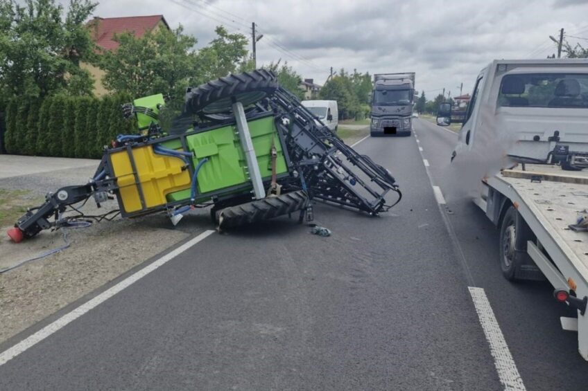 Nieprawidłowe omijanie i z autolawety spadł opryskiwacz