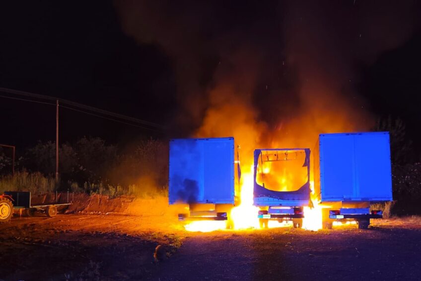 Nocny pożar 3 busów – Mercedesy Sprintery doszczętnie spłonęły