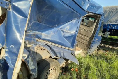 Pod Piasecznem Volkswagen LT wjechał pod pociąg towarowy