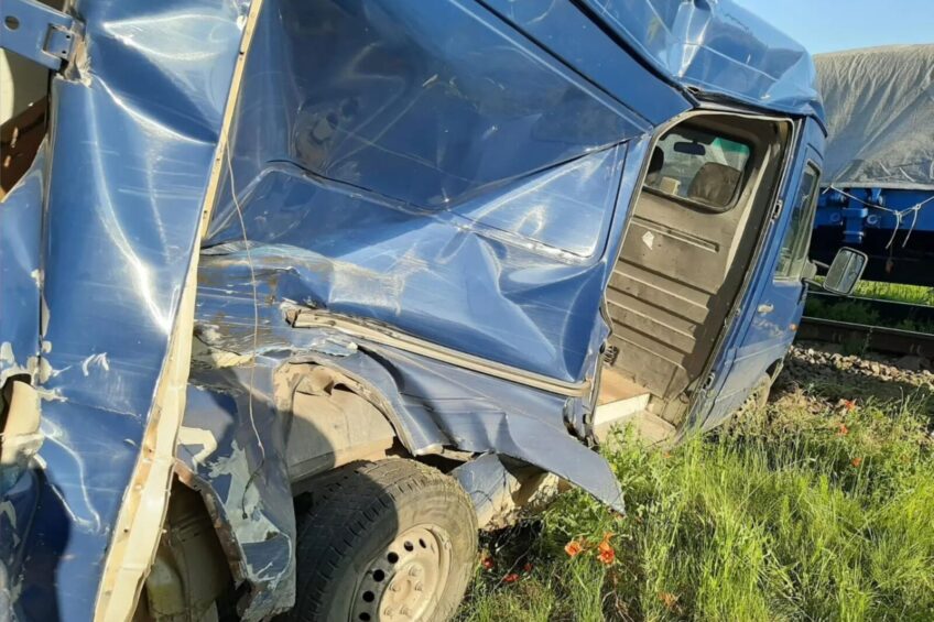 Pod Piasecznem Volkswagen LT wjechał pod pociąg towarowy