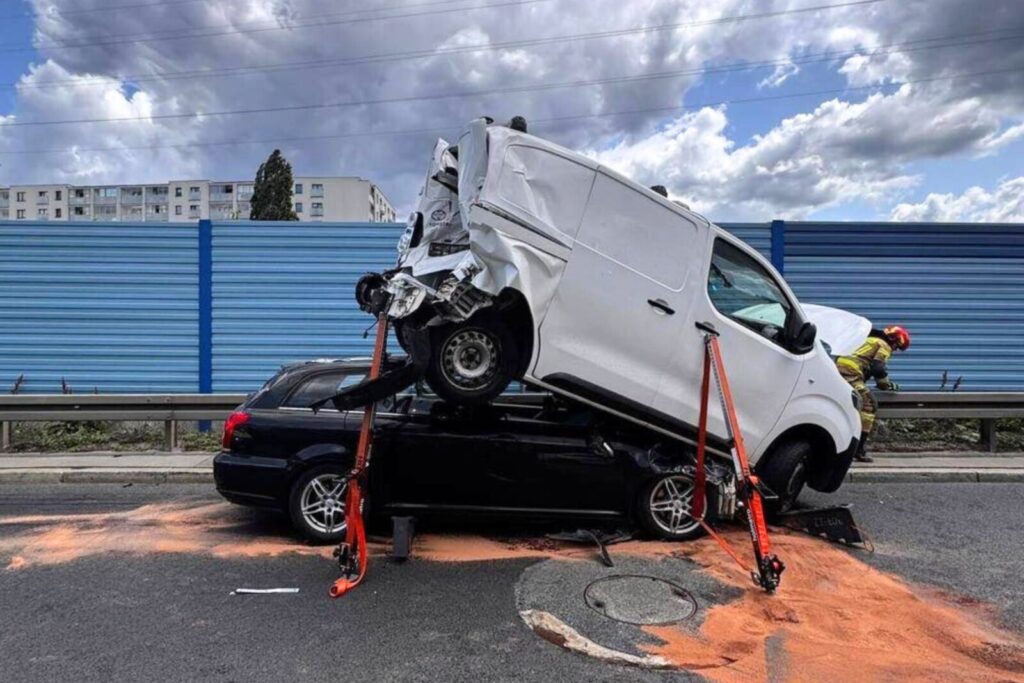 Proace drogowców na dachu Avensis - groźne zdarzenie w stolicy