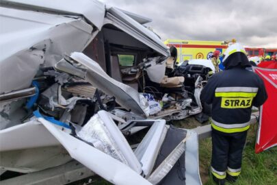 Tragedia na S6 – campervan wjechał w Movano drogowców