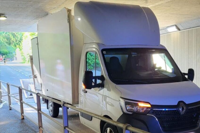 Z zabudowy niewiele zostało. Masterka utknęła pod wiaduktem