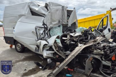 Furgon z ADR-em wbity w naczepę. Kierowca zakleszczony