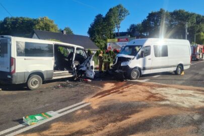 Iveco Daily zderzyło się z Mercedesem Sprinterem – 7 osób rannych