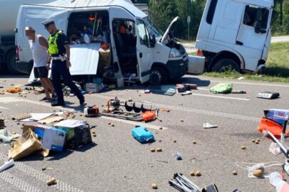 Movano wjechało wprost przed 40-tonowy zestaw. Ranne 2 osoby