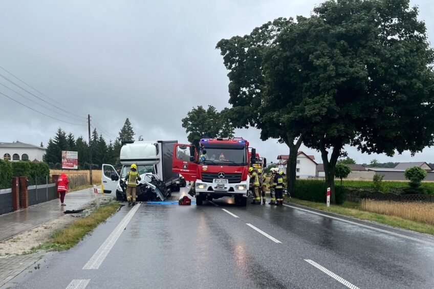 Po najechaniu na tył kierowca Masterki zakleszczony w kabinie